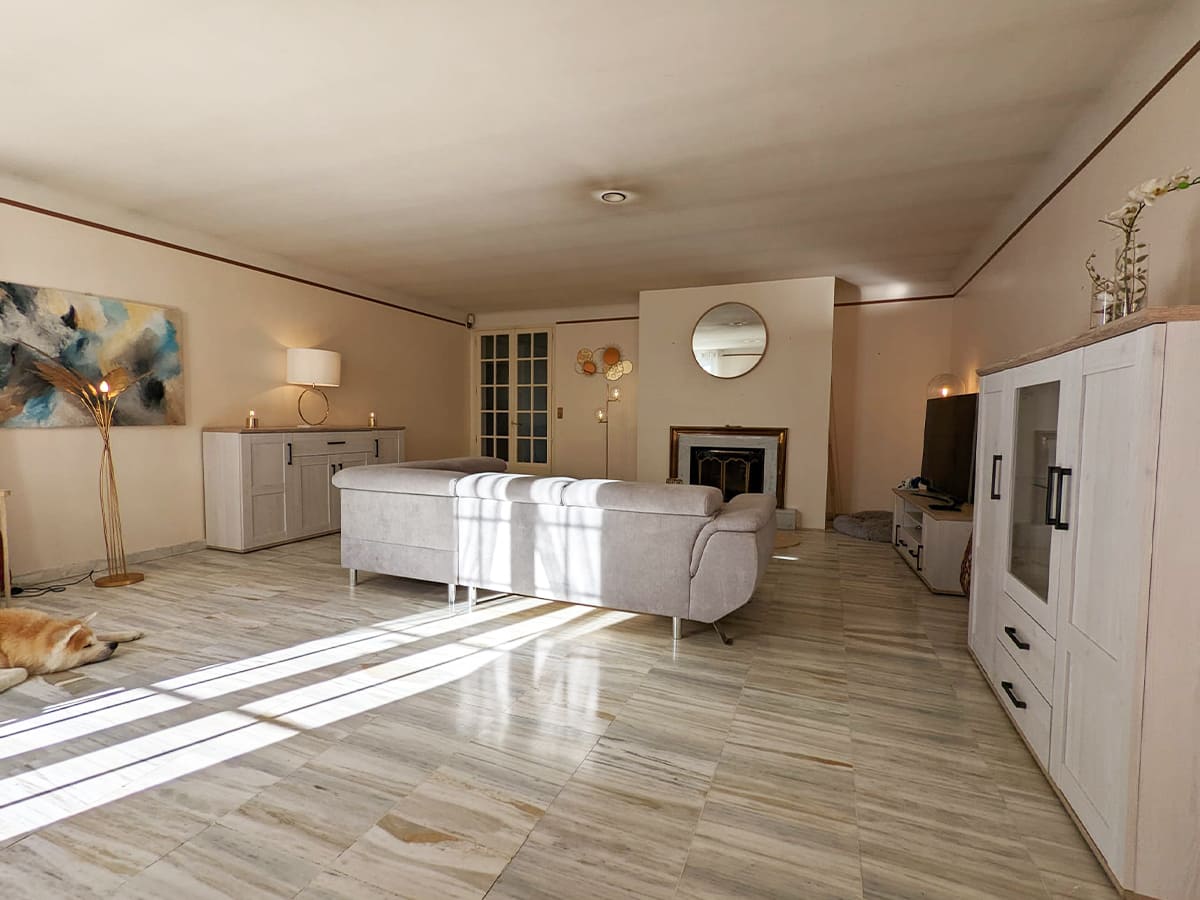 Shared space living room on French immersion program near Carcassonne