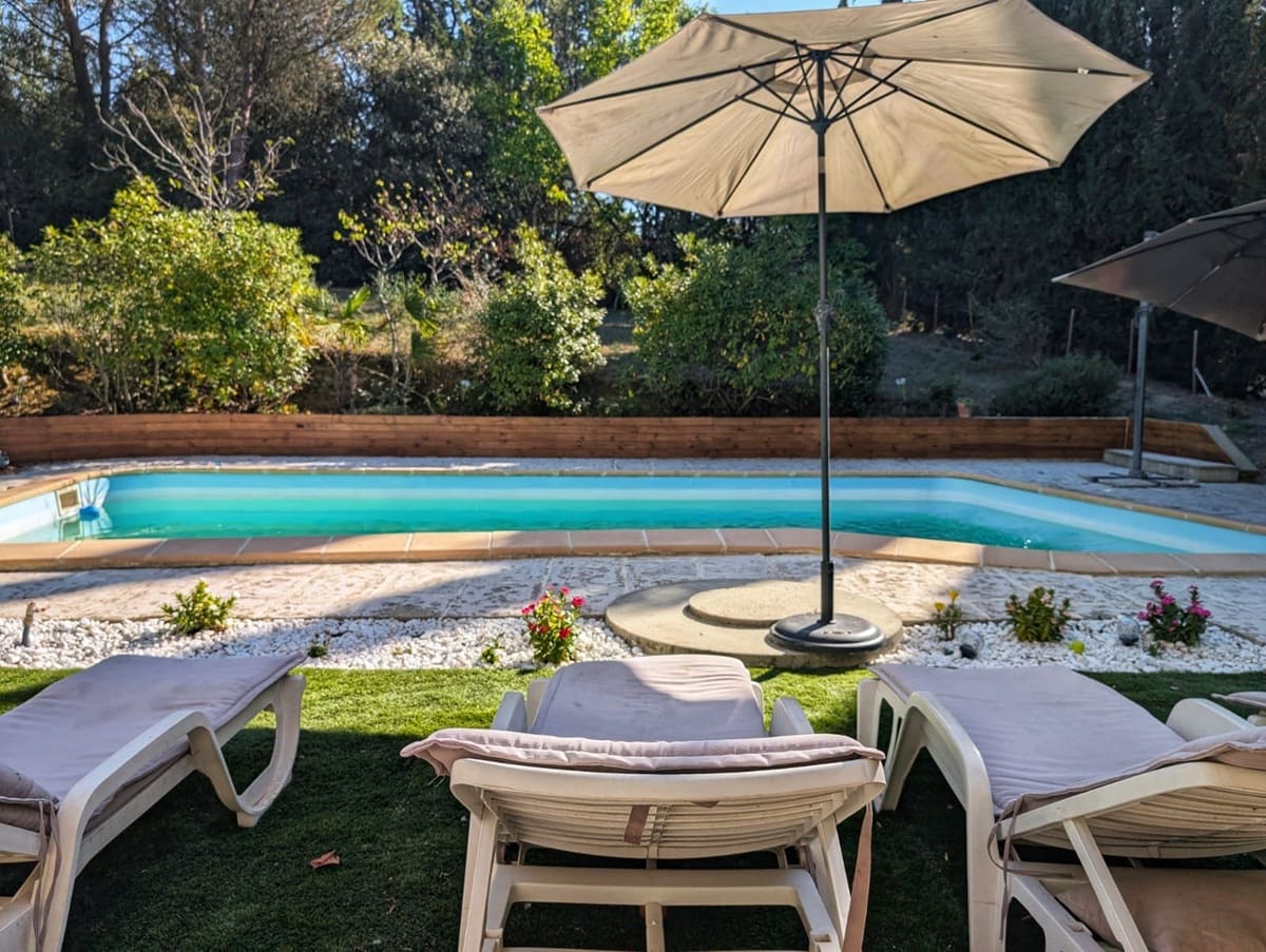 Picture of garden and swimming pool of the French immersion Homestay near Carcassonne France