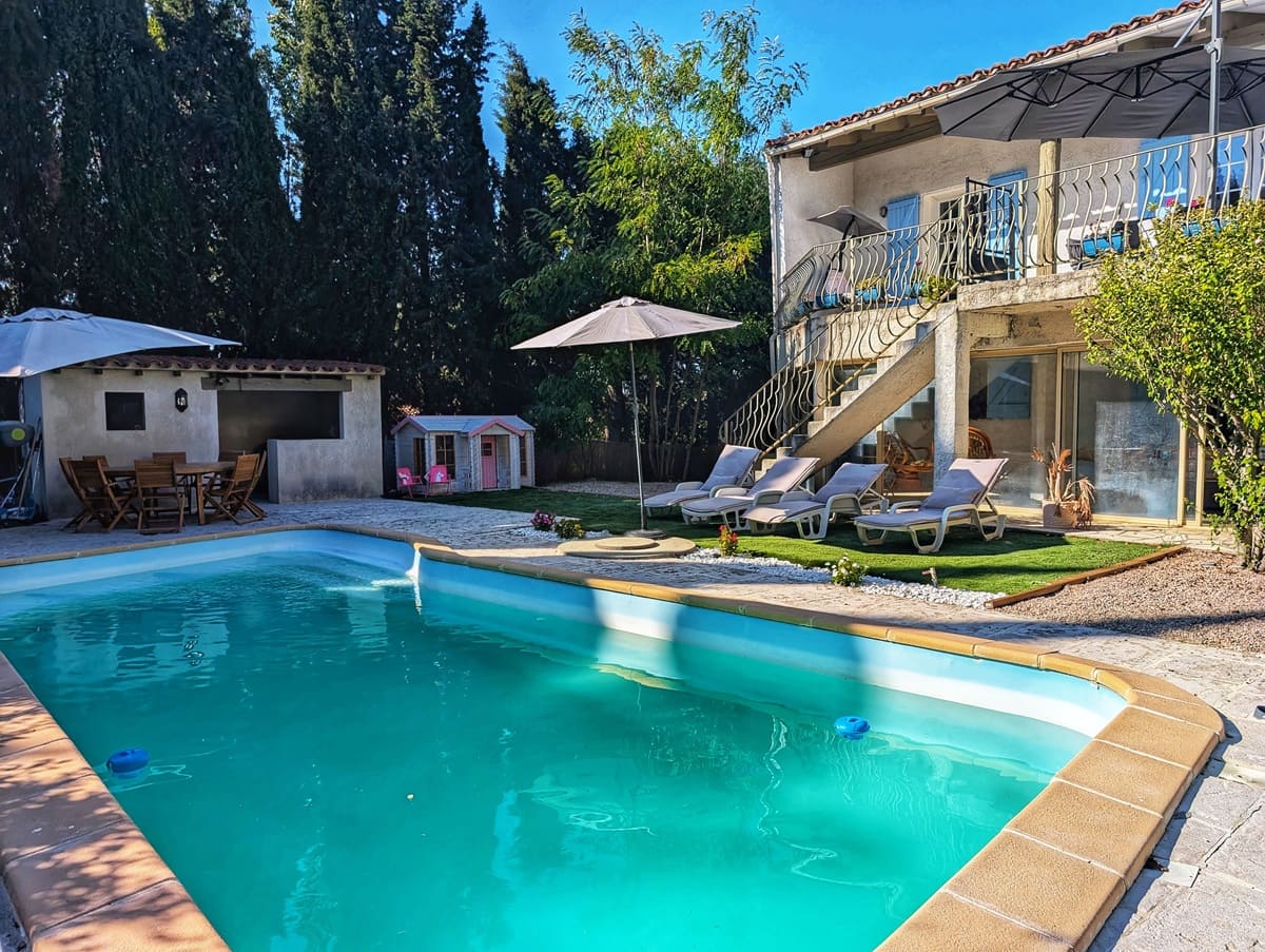 Picture of the swimming pool and French immersion teacher's house for program near Carcassonne