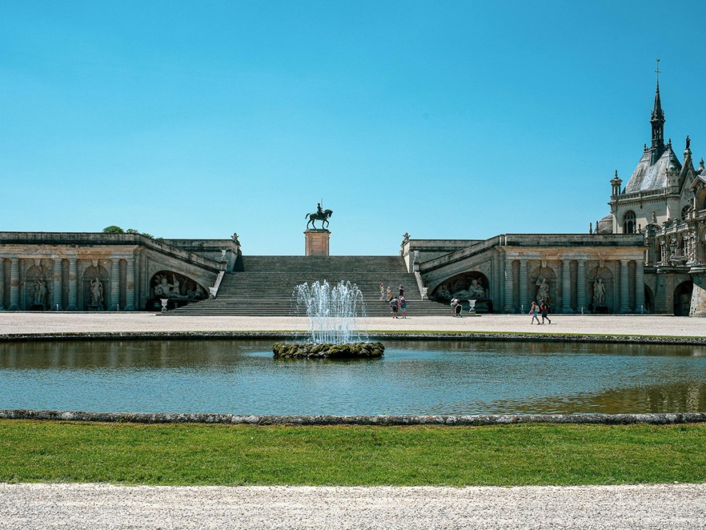 PICTURE OF THE GARDEN OF CHANTILLY CASTLE IN PICARDIE