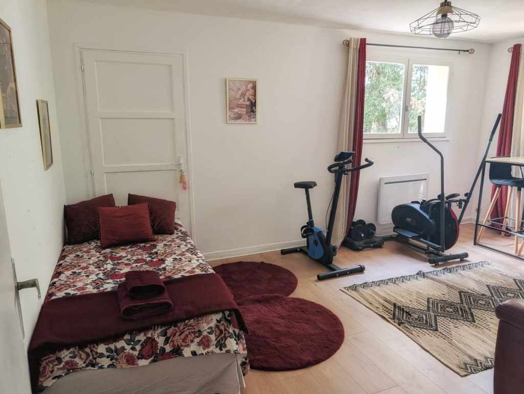 Picture of an extra single bed for the french immersion student in Carcassonne