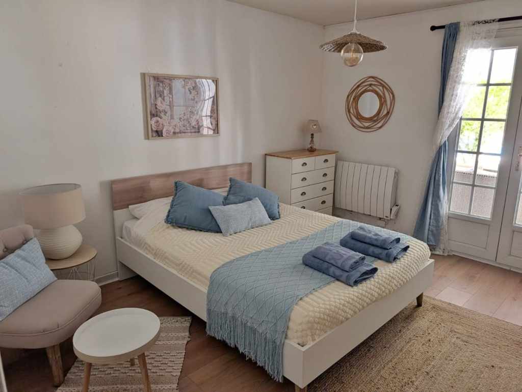 Picture of a second Bedroom in French student accommodation for french immersion program south of France